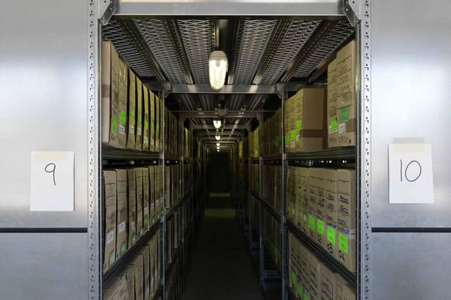 Sistema di scaffali metallici zincati per achiviazione documentale in magazzino