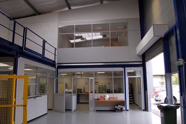 Realizzazione Uffici Tecnici ed Amministrativi con struttura a soppalco e pareti componibili Vetrate