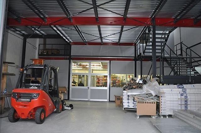 Allestimento magazzino logistico, con soppalco per ufficio e pareti vetrate componibili