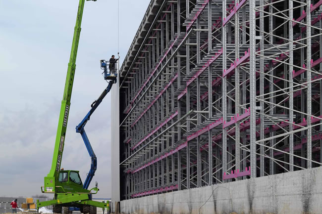 Sistema di Scaffali autoportanti per Pallet, installato all'esterno dello stabilimento