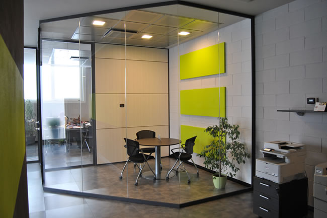 Parete Divisoria Elegante e moderna, in vetro temperato, progettata per creare una sala d'attesa in un ufficio a Milano.