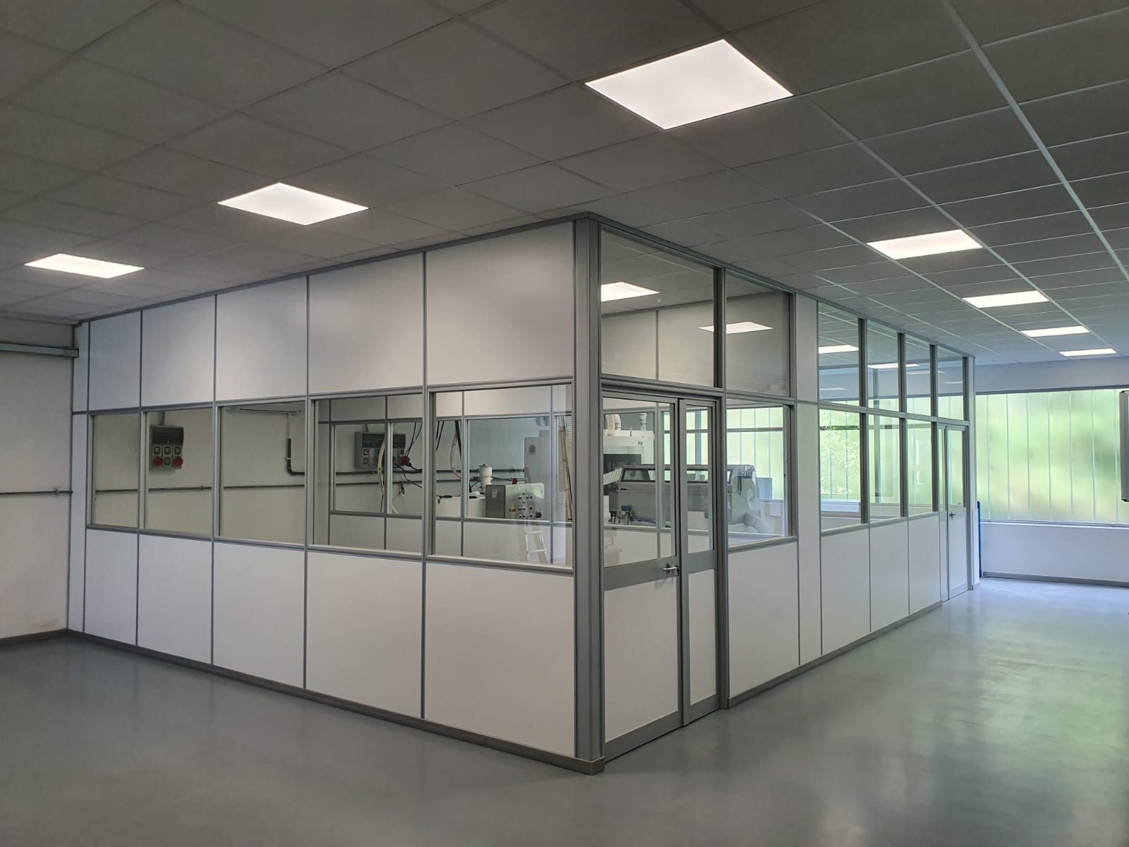 Parete Divisoria Elegante e moderna, in vetro temperato, progettata per creare una sala d'attesa in un ufficio a Milano.