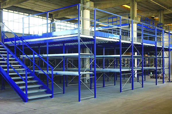 Sistema di scaffalatura a soppalco per stabilimento industriale. Con piano di stoccaggio principale e piano aggiuntivo