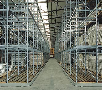 Sistema di scaffalature autoportanti per pallet in uno stabilimento industriale