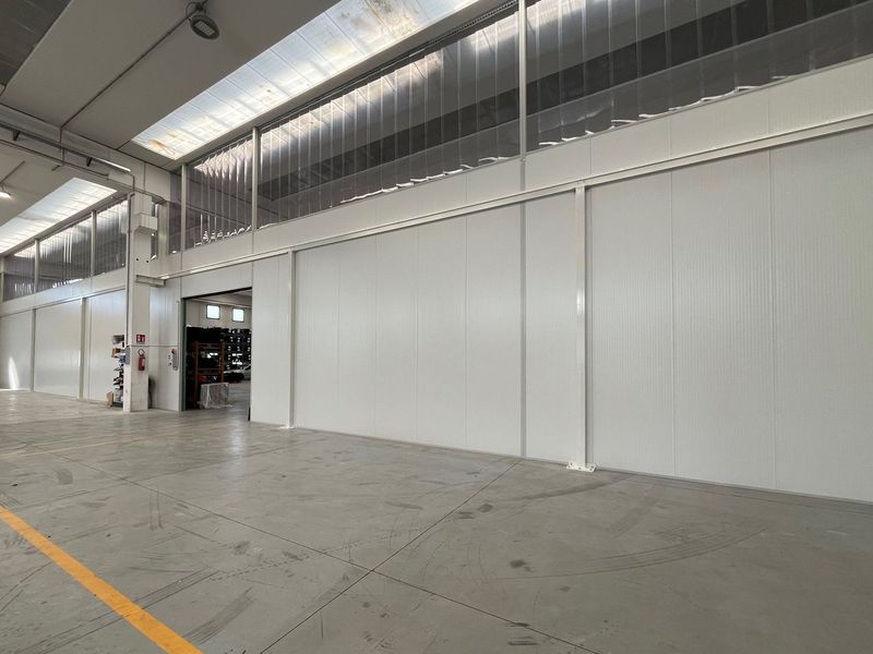 Parete Divisoria per Magazzino industriale realizzata in lamiera coibentata