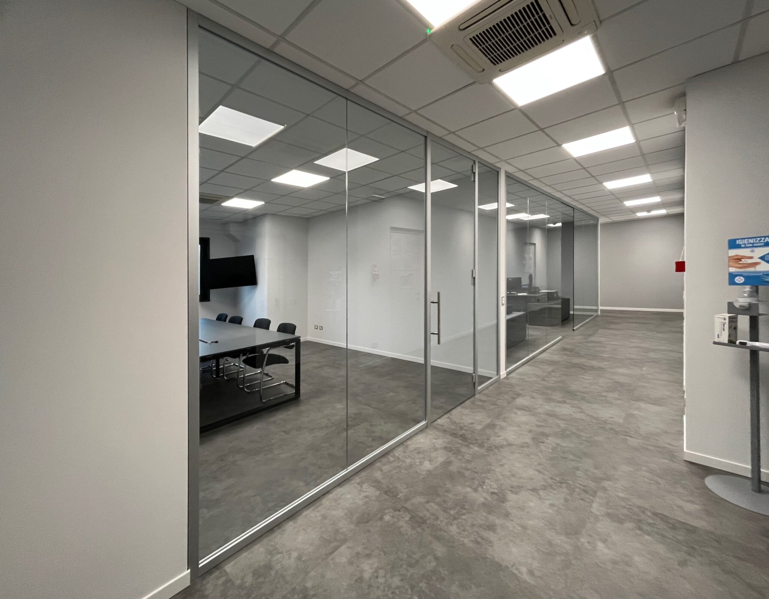 Parete Monovetro per Ufficio con porta a Battente