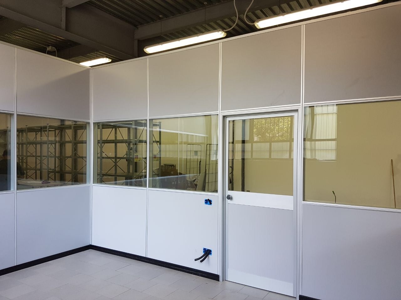 Parete Divisoria Mobile Cieco Vetro per Uffici Operativi in uno stabilimento industriale a Milano