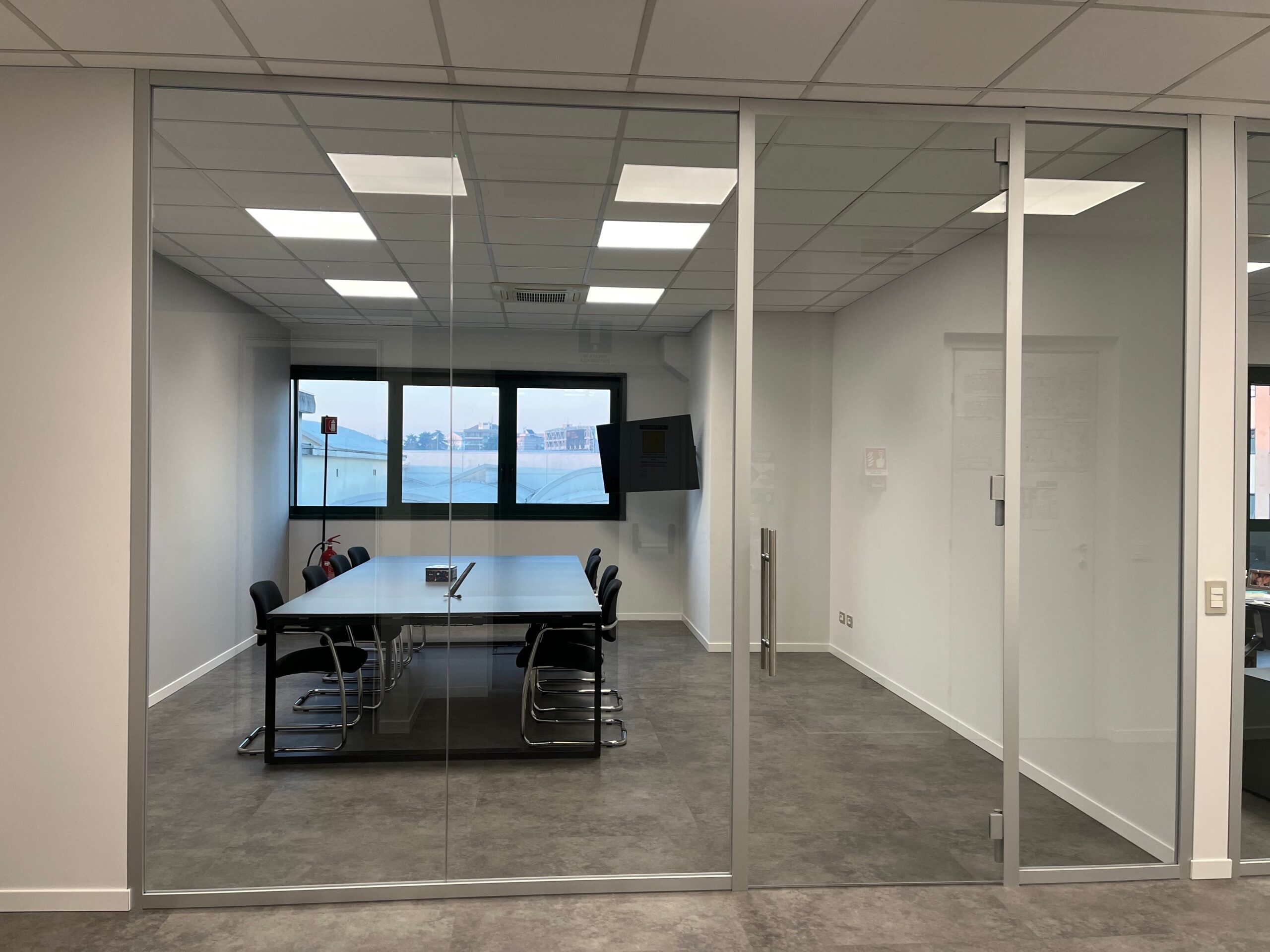 Parete divisoria in vetro per sala riunioni a Milano