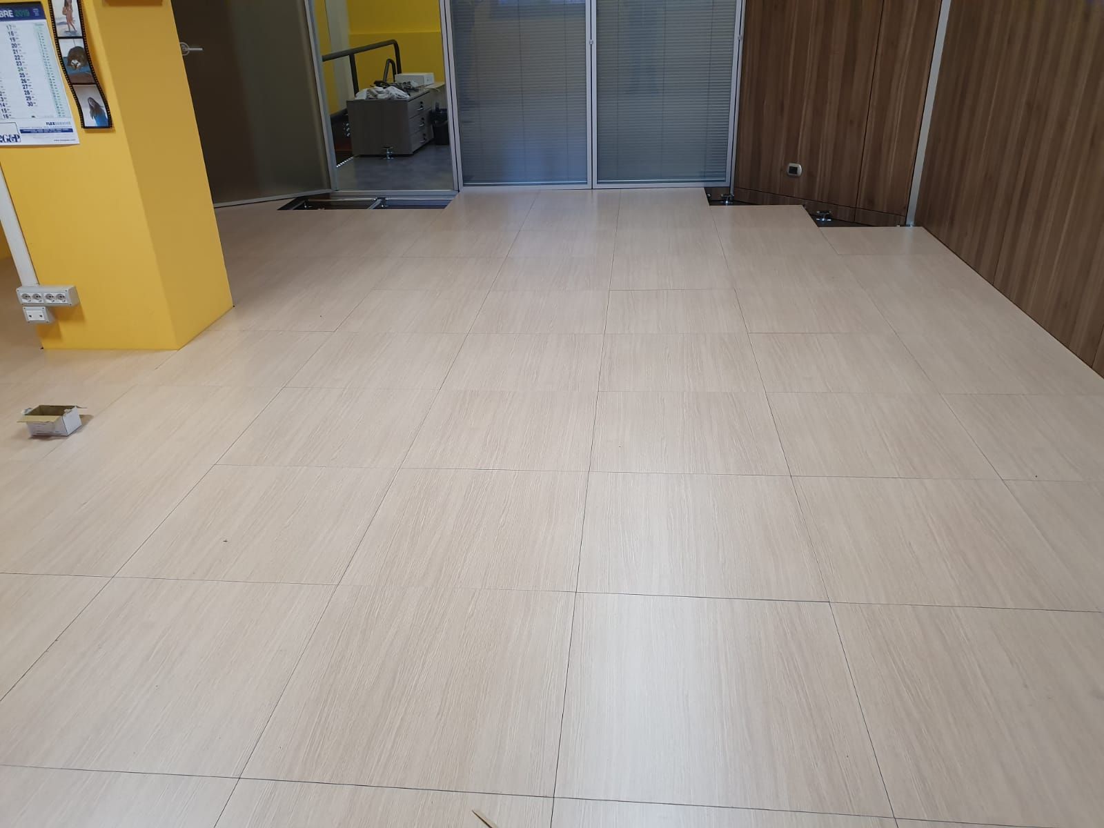 Posa pavimentazione flottante in spazio ufficio