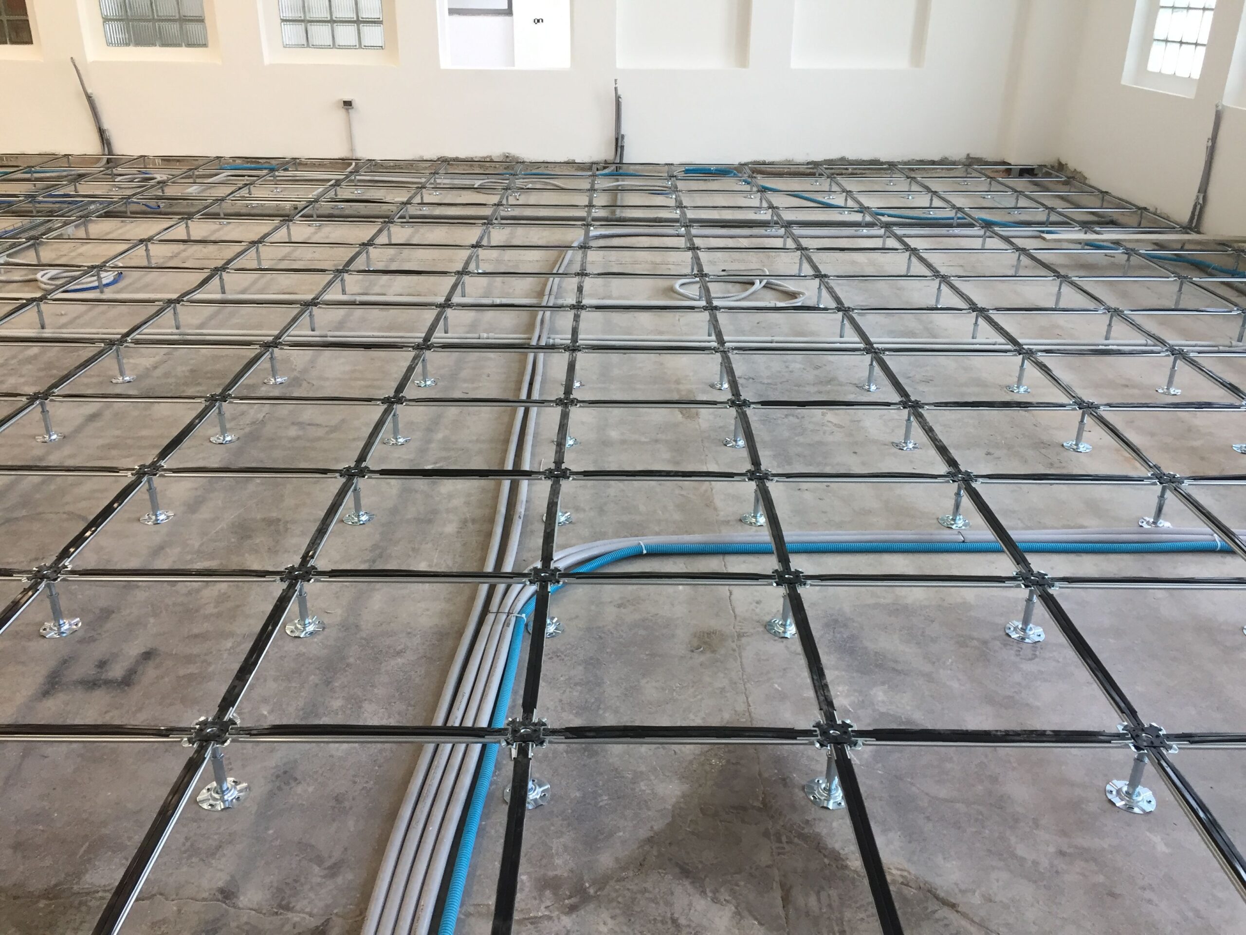 Progettazione e Posa Pavimento Galleggiante in un Edificio Industriale
