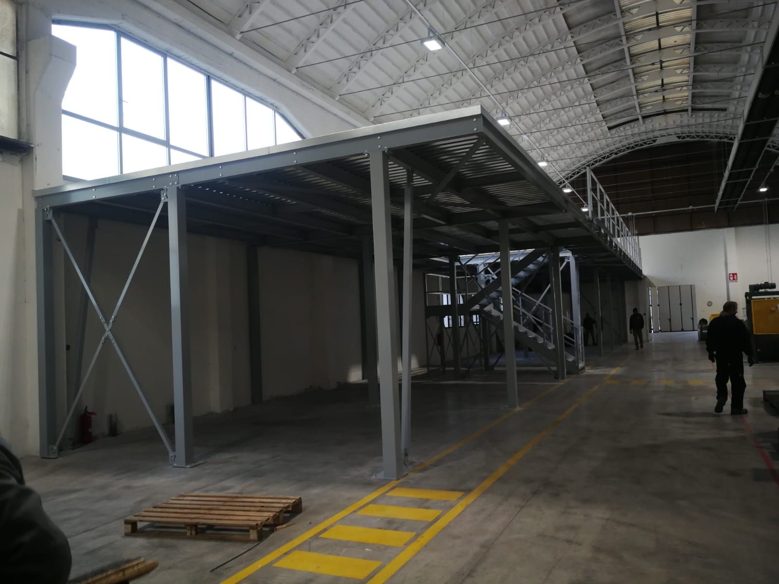 Struttura a Soppalco in un Deposito Industriale a Milano