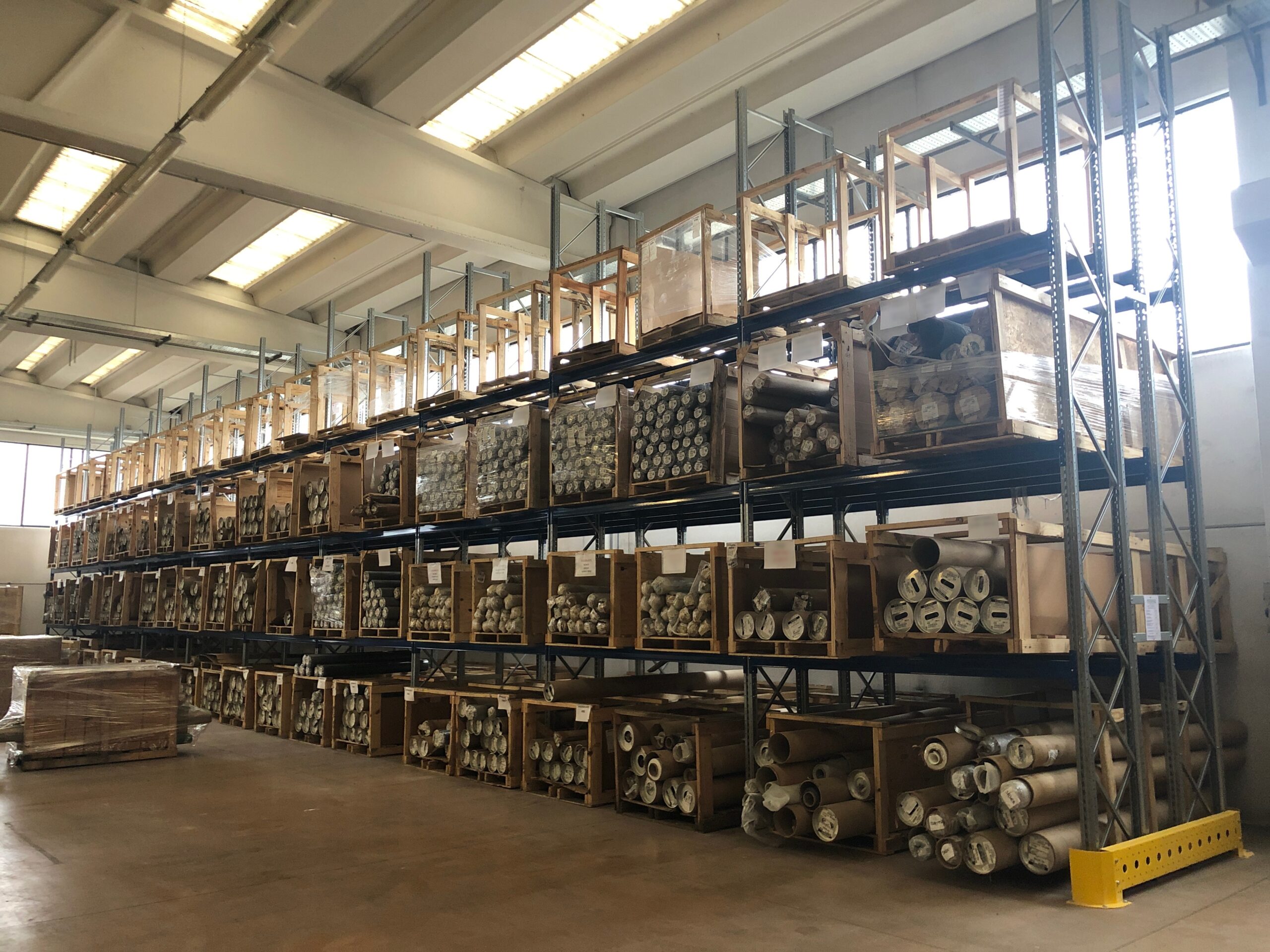 Scaffali per Pallet Standard in un Deposito Merci