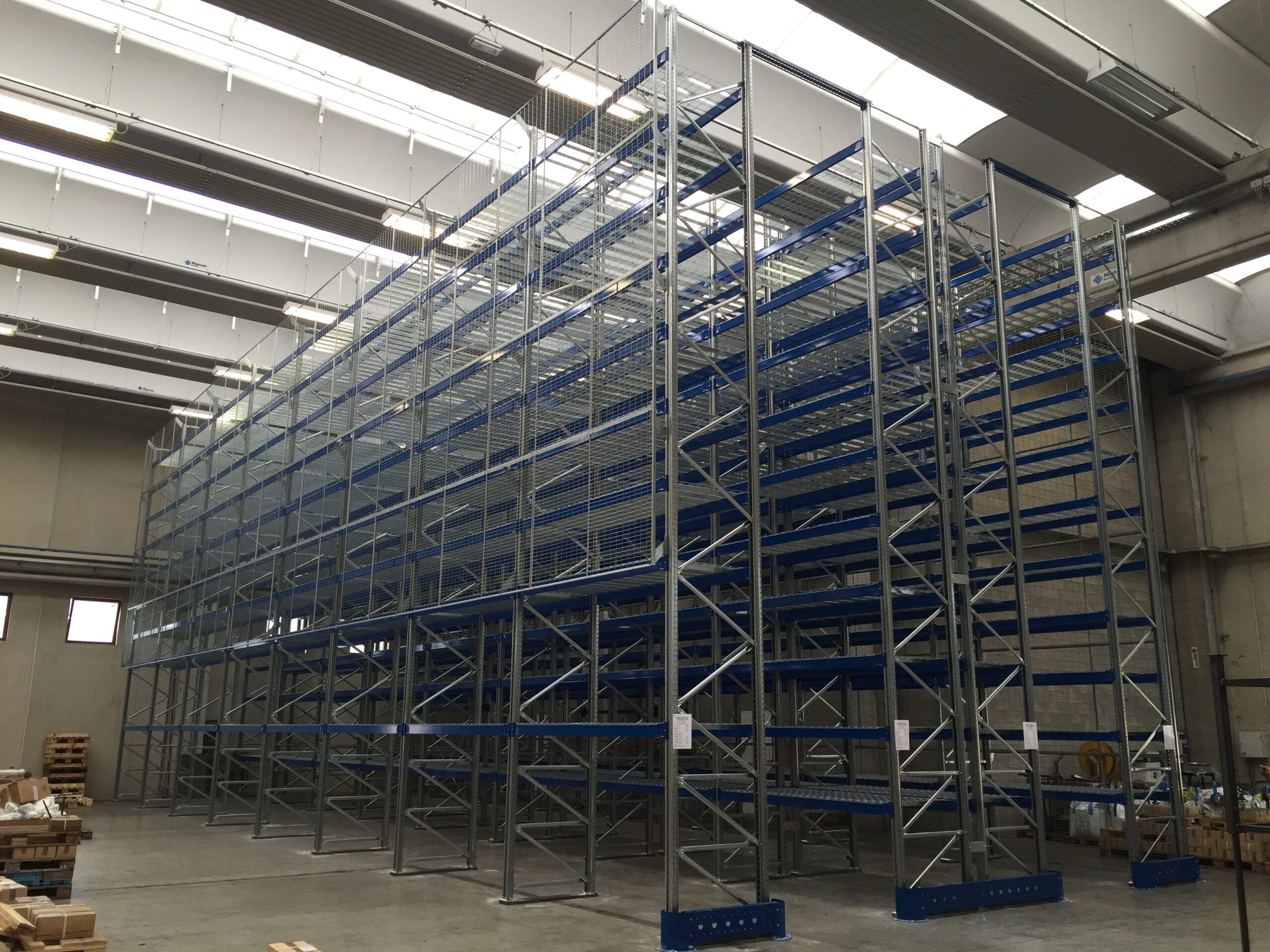 Scaffalature Industriali per Pallets con rete posteriore