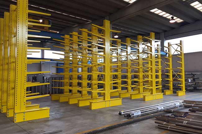 Progettazione e realizzazione sistema di scaffalature cantilever a Milano, per lo stoccaggio carichi lunghi
