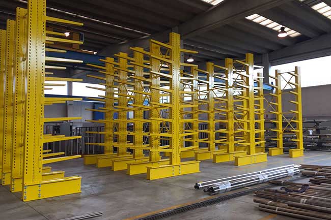 Progettazione e realizzazione sistema di scaffalature cantilever a Milano, per lo stoccaggio carichi lunghi