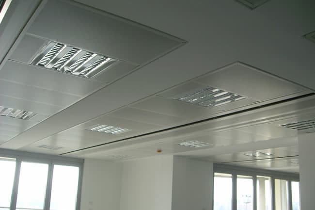 Controsoffitto modulare a led per ufficio operativo