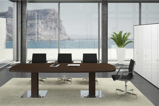 Esempio di allestimento sala riunioni con pareti mobili, scrivania e sedie ergonomiche