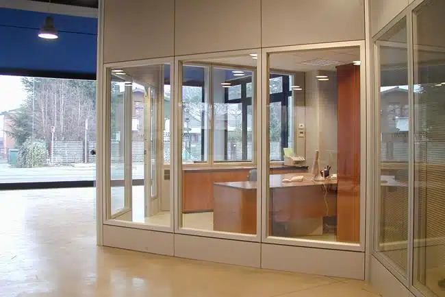 Parete Divisoria in Vetro per realizzare spazio ufficio ad uso reception con controsoffittature e complementi d'arredo