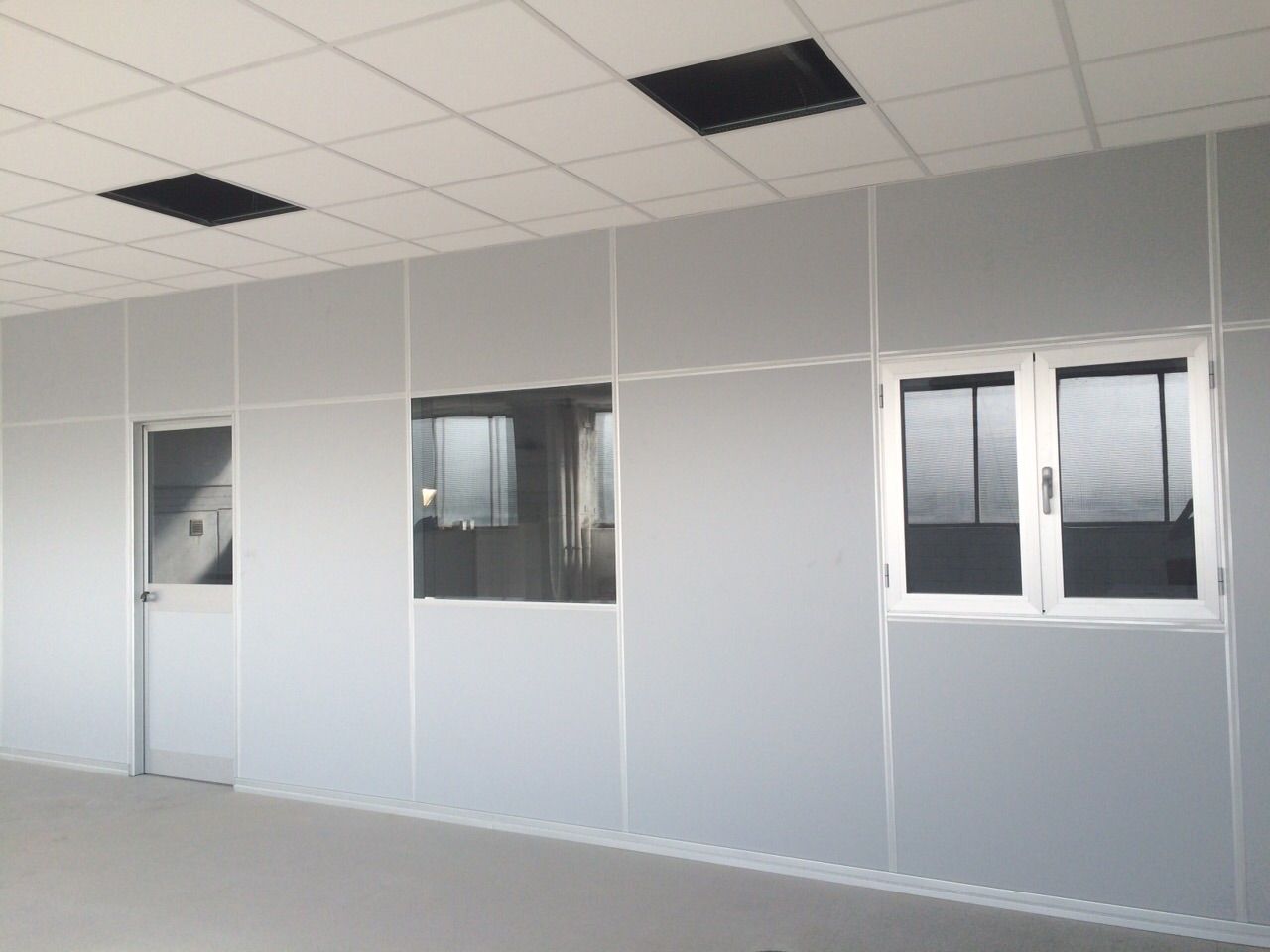 Parete Divisoria in Vetro per realizzare spazio ufficio ad uso reception con controsoffittature e complementi d'arredo