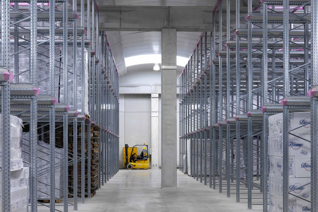 Sistema di scaffali drive-in ad incastro per centro di distribuzione