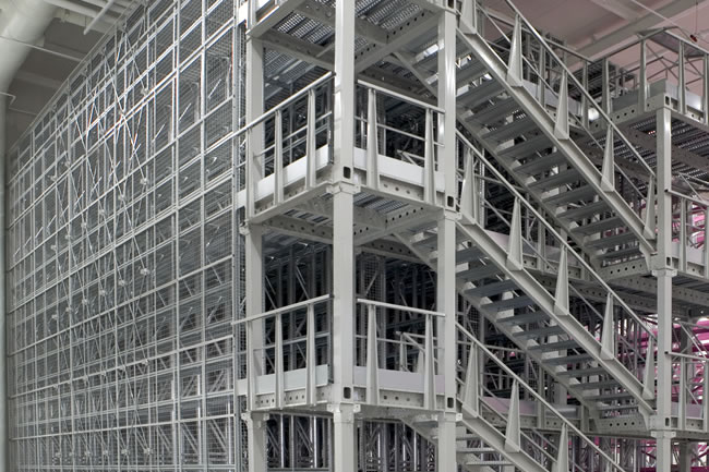 Struttura a Soppalco con scaffali per sfruttare lo spazio in verticale del magazzino